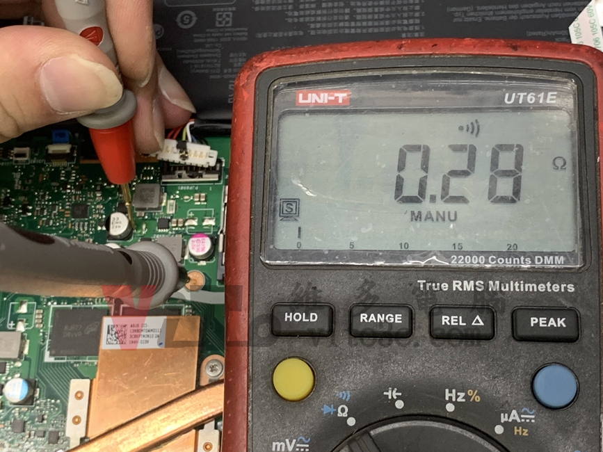 華碩筆電故障災情更新(2025):8款無法開機、不過電的常見問題與通病解決方案 ASUS X515E 以外用表測量主機板有短路情況,顯示阻抗僅0.28歐姆