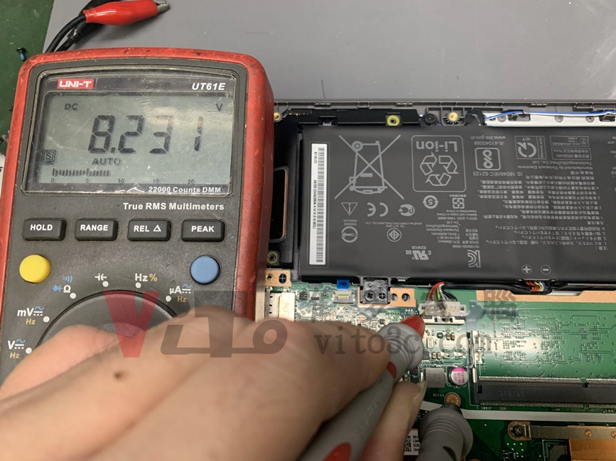 ASUS VivoBook X409 無法開機、不過電、開機後突然斷電維修案例 ASUS X409 主機板充電電壓測試8.2V