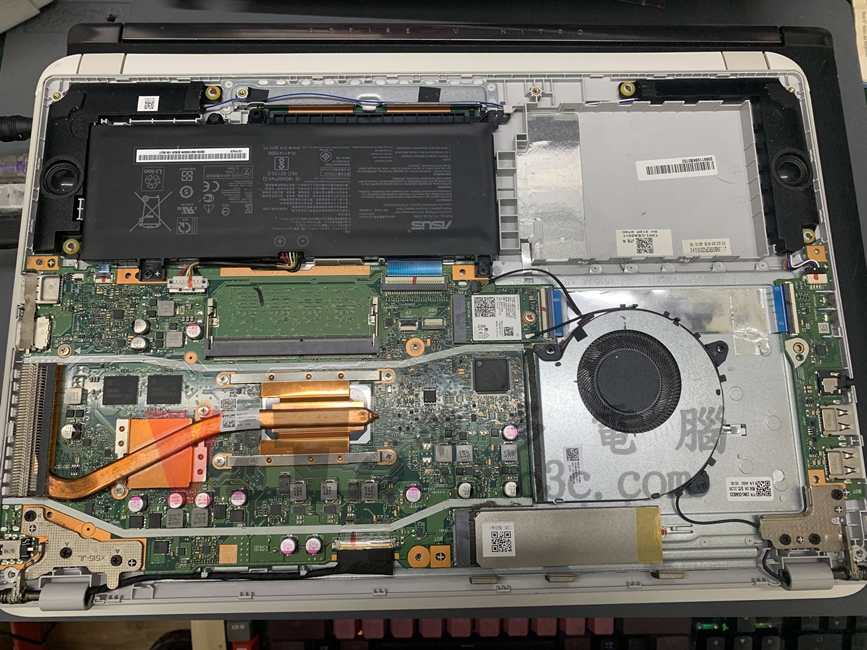 ASUS VivoBook X515 開機沒畫面、無法開機、開機斷電不能開機維修案例 ASUS X515 拆機後,內部結構