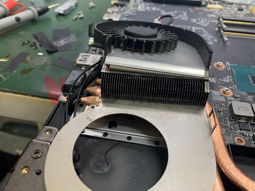 MSI GV62 8RC 無法開機、不過電、主機板進水嚴重鏽蝕維修案例 MSI GV62 散熱器與風扇清理 左邊