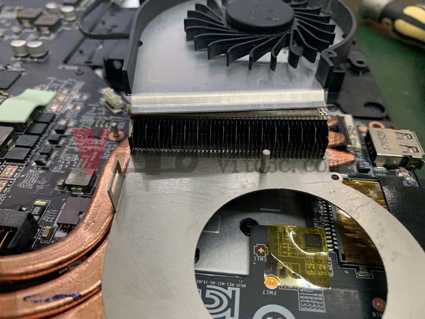 MSI GV62 8RC 無法開機、不過電、主機板進水嚴重鏽蝕維修案例 MSI GV62 散熱器與風扇清理 右邊