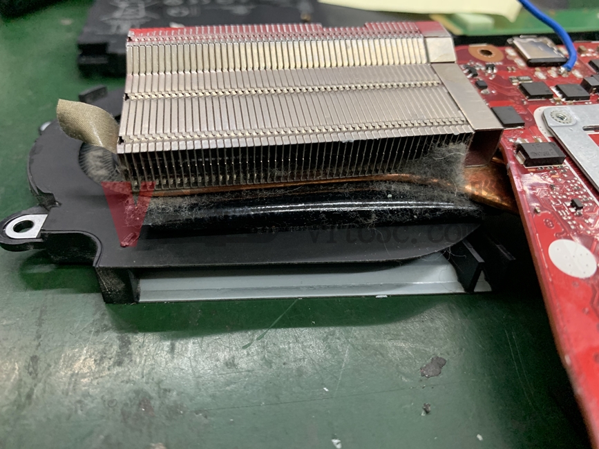 ROG G531G 不過電、無法開機、筆電進水、主機板CPU維修案例 ROG G531 散熱器灰塵堆積(左)