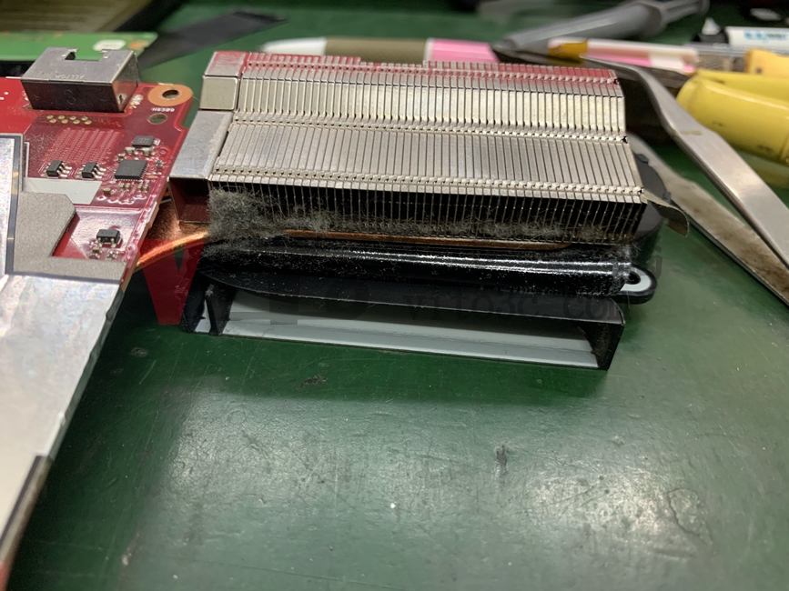 ROG G531G 不過電、無法開機、筆電進水、主機板CPU維修案例 ROG G531 散熱器灰塵堆積(右)