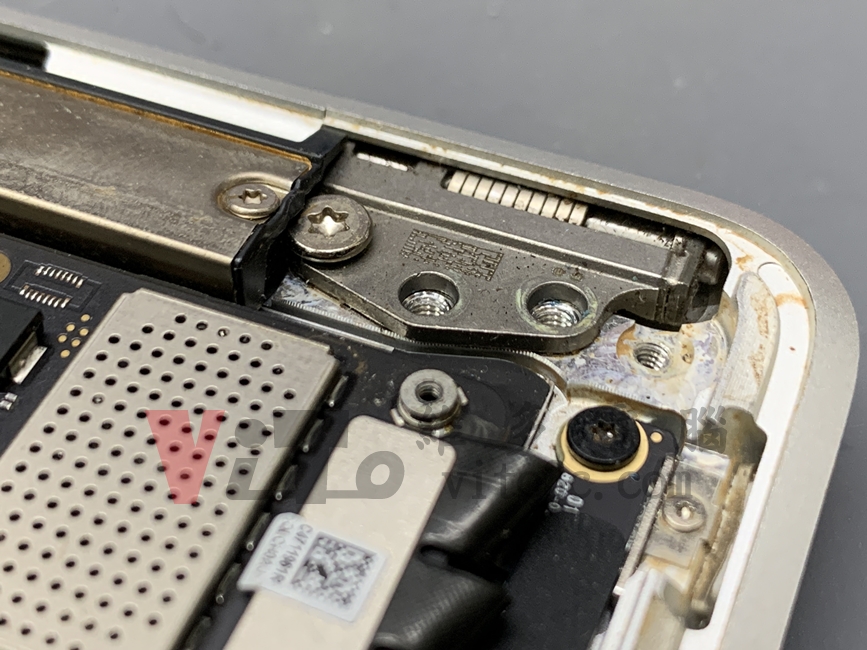 筆記型電腦轉軸斷裂,造成外殼破裂分離的災情探討 | ASUS、Acer、HP、MSI等 MacBook Pro 與 MacBook Air 的下半部轉軸固定點結構