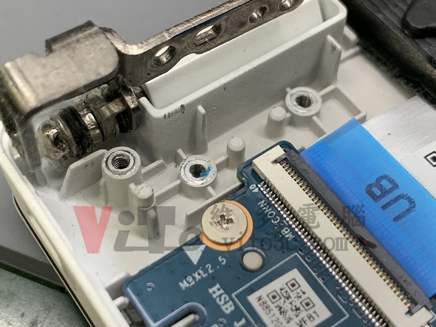 筆記型電腦轉軸斷裂,造成外殼破裂分離的災情探討 | ASUS、Acer、HP、MSI等 Acer SF514-54GT-5505 轉軸結構(下半部)