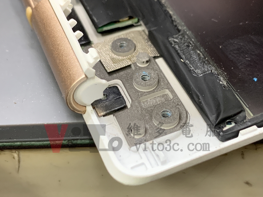 筆記型電腦轉軸斷裂,造成外殼破裂分離的災情探討 | ASUS、Acer、HP、MSI等 Acer SF514-54GT-5505 螢幕轉軸結構(上半部)