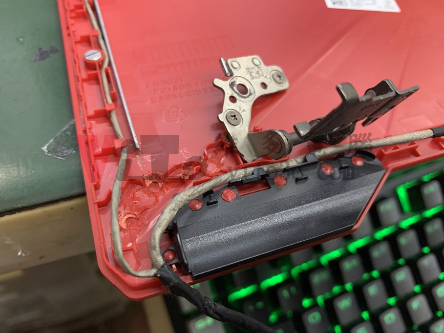 筆記型電腦轉軸斷裂,造成外殼破裂分離的災情探討 | ASUS、Acer、HP、MSI等 ASUS FX504G 螢幕轉軸斷裂鬆動左側(上半部)