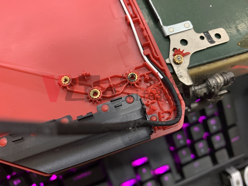 筆記型電腦轉軸斷裂,造成外殼破裂分離的災情探討 | ASUS、Acer、HP、MSI等 ASUS FX504G 螢幕轉軸斷裂鬆動右側(上半部)