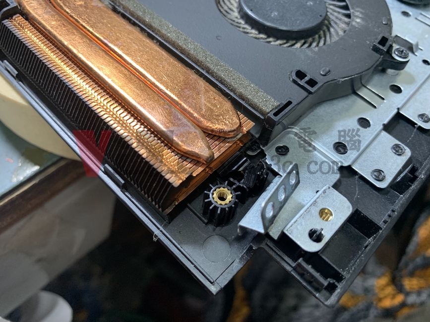 筆記型電腦轉軸斷裂,造成外殼破裂分離的災情探討 | ASUS、Acer、HP、MSI等 ASUS FX504G 轉軸斷裂鬆動右側(下半部)