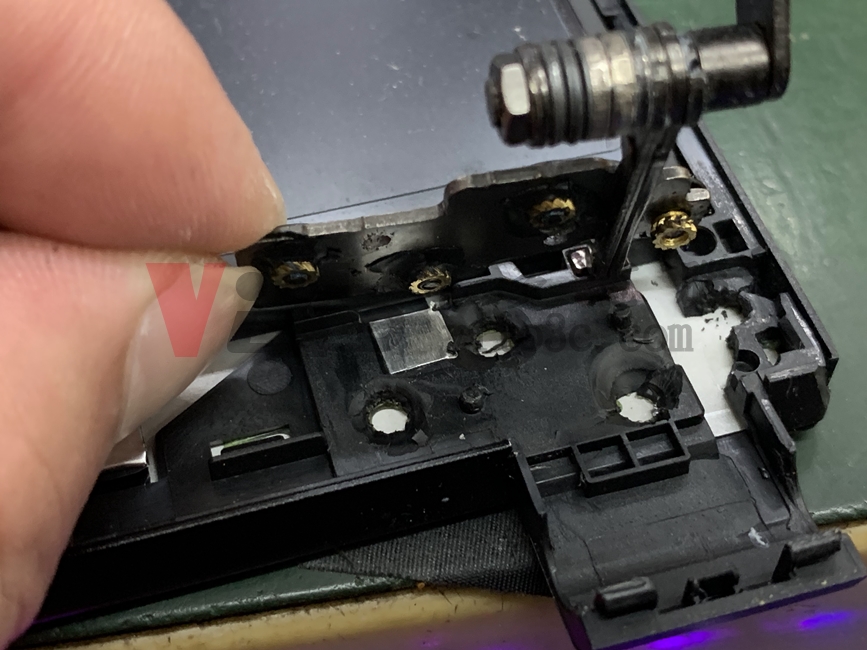 筆記型電腦轉軸斷裂,造成外殼破裂分離的災情探討 | ASUS、Acer、HP、MSI等 MSI GP75 Leopard 9SD (MS-17E2)轉軸斷裂、外殼分離