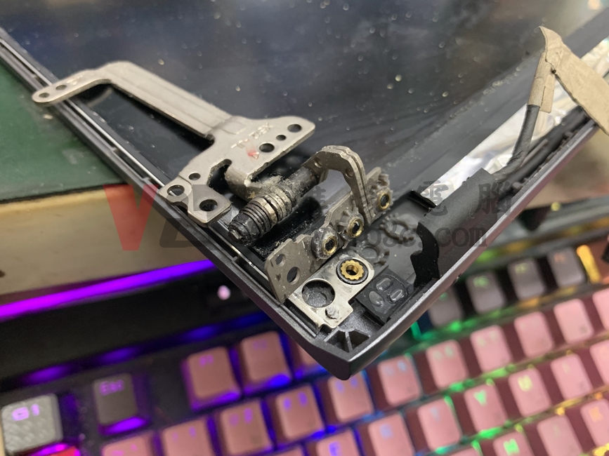 筆記型電腦轉軸斷裂,造成外殼破裂分離的災情探討 | ASUS、Acer、HP、MSI等 ASUS X512F 螢幕轉軸斷裂與外殼破裂分離
