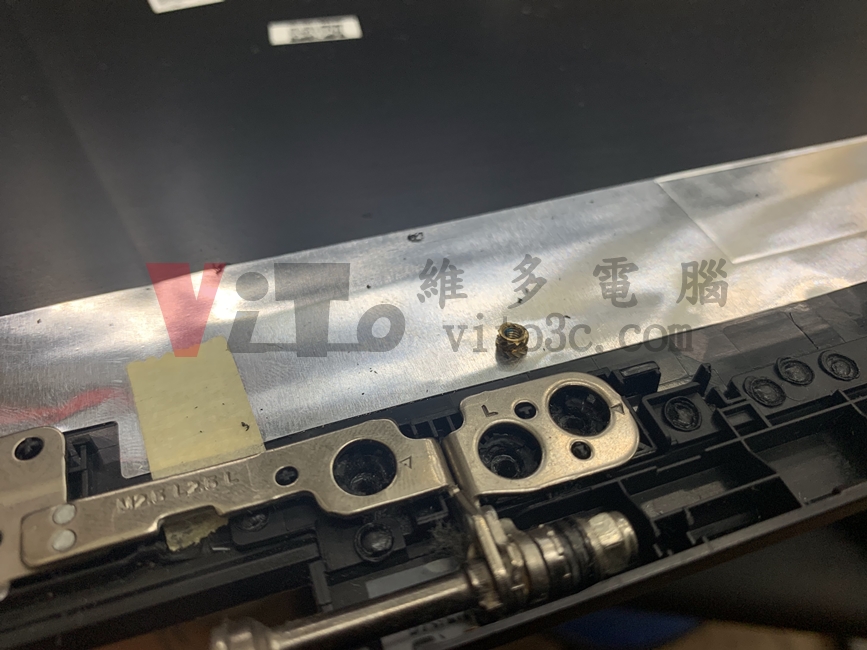 筆記型電腦轉軸斷裂,造成外殼破裂分離的災情探討 | ASUS、Acer、HP、MSI等 LENOVO Y520-15IKBN 螺絲脫落