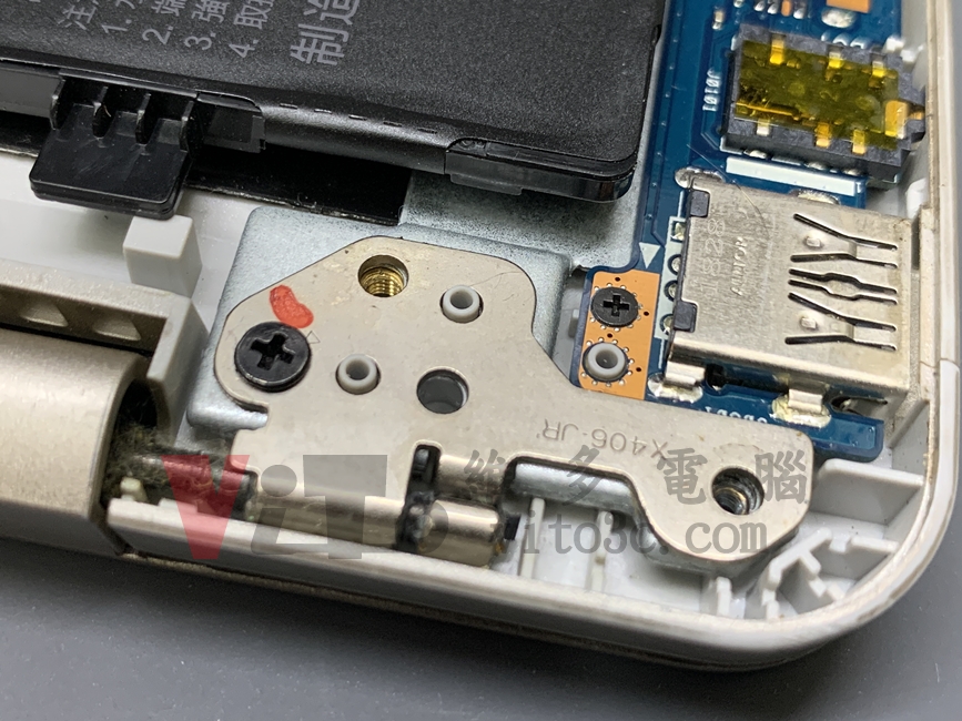爆殼危機!筆電轉軸為何會斷裂?解析6大關鍵 ASUS S406U 轉軸缺螺絲(下半部)