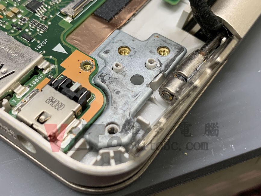 爆殼危機!筆電轉軸為何會斷裂?解析6大關鍵 ASUS S406U 轉軸斷裂維修(下半部)