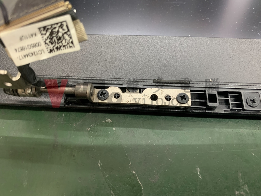 爆殼危機!筆電轉軸為何會斷裂?解析6大關鍵 ASUS X411U 轉軸缺螺絲(上半部)
