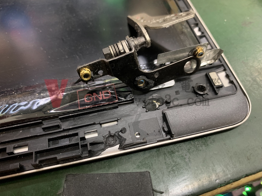 爆殼危機!筆電轉軸為何會斷裂?解析6大關鍵 ASUS N580G 轉軸斷裂(上半部)