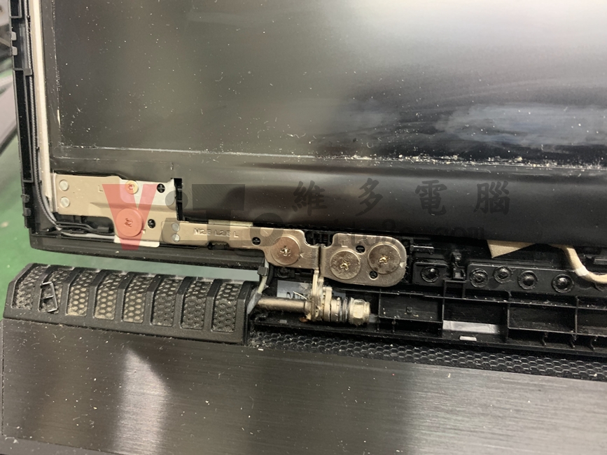 爆殼危機!筆電轉軸為何會斷裂?解析6大關鍵 Lenovo Y520-15IKBN 轉軸斷裂(上半部)