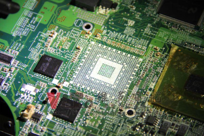 Acer Aspire 1652 WLMi 顯卡破圖線條、開機畫面半邊線條、顯卡故障維修實例 清理PCB上的錫球殘留