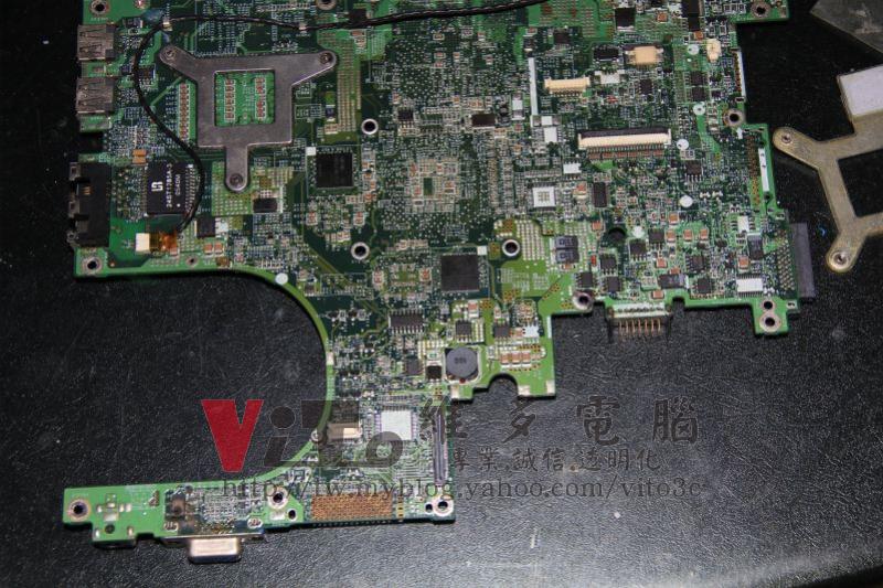 Acer Aspire 1652 WLMi 顯卡破圖線條、開機畫面半邊線條、顯卡故障維修實例 Acer Aspire 1652 清理所有助焊劑(主機板背面)