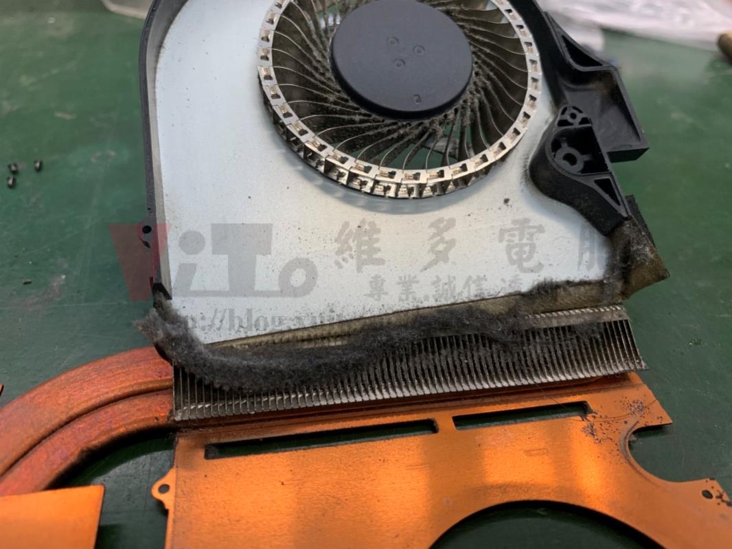 ACER VN7-791G 不過電,使用中突然斷電無法開機,主機板短路不能開機維修實例 VN7-791G CPU風扇與散熱器灰塵累積