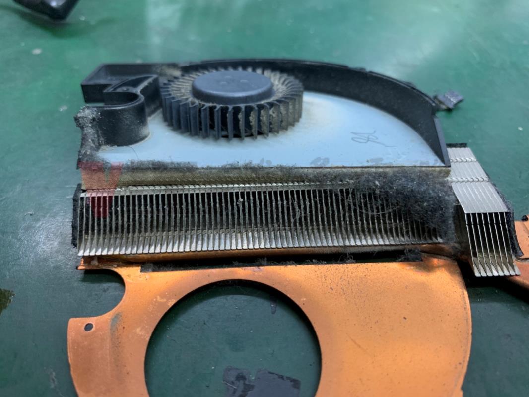 ACER VN7-791G 不過電,使用中突然斷電無法開機,主機板短路不能開機維修實例 VN7-791G GPU風扇與散熱器灰塵堆積