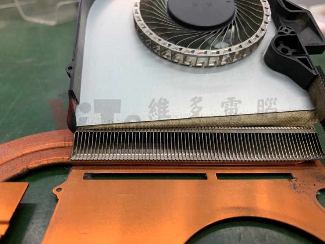 ACER VN7-791G 不過電,使用中突然斷電無法開機,主機板短路不能開機維修實例 VN7-791G CPU風扇與散熱器灰塵清理