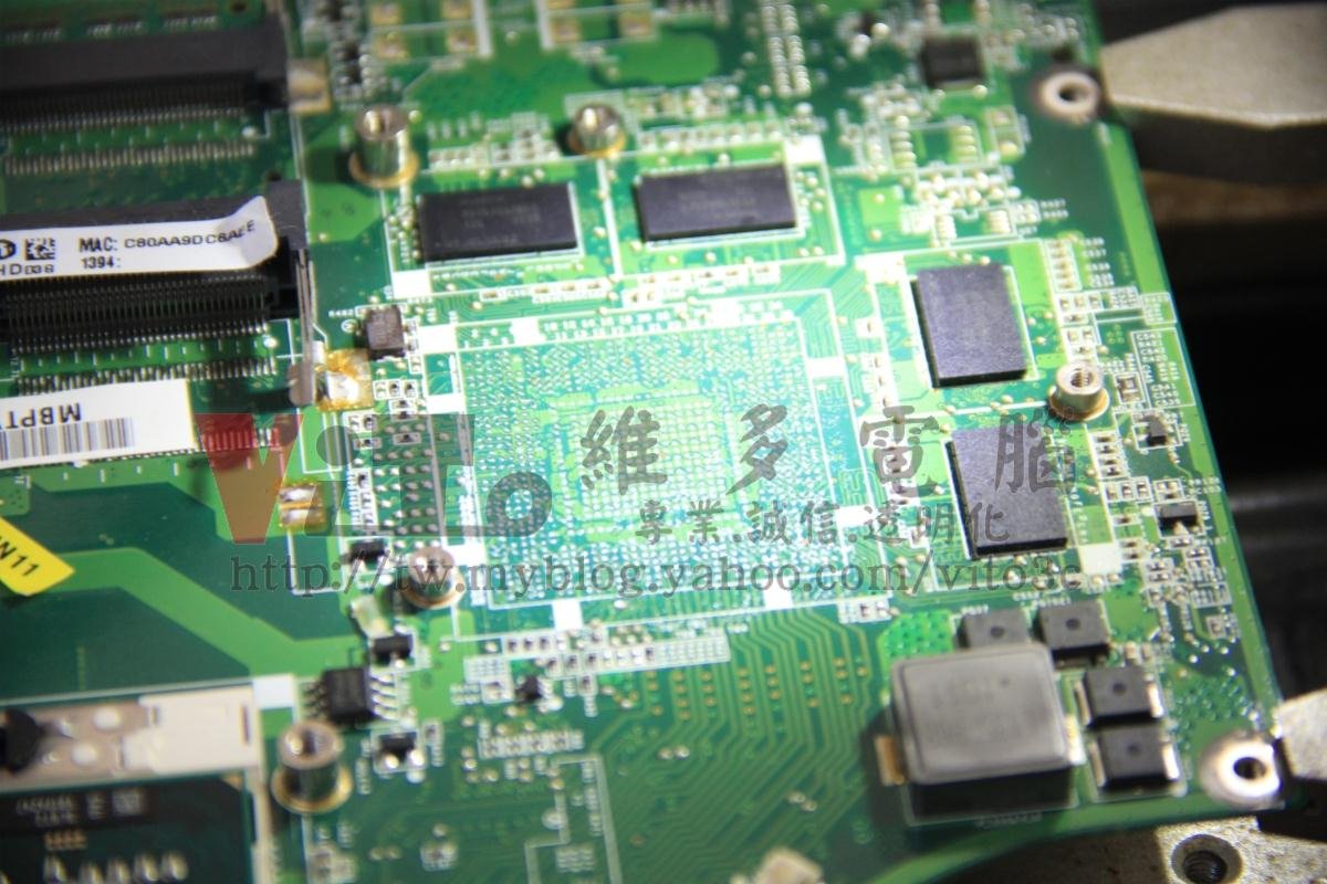 ACER 5745G 顯卡破圖、畫面線條花屏、開機沒畫面,顯卡更換實例|台中、彰化筆電維修 ACER 5745G 將主機板的殘留焊錫清理乾淨,平穩對位確保BGA焊接順利