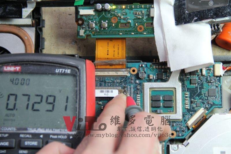 VAIO VGN-SZ476N 破圖畫面異常、顯示卡GO7400、顯示卡記憶體、開機迴路多種故障維修實例 VAIO VGN-SZ 測量IC4611 A腳,電表測量只剩0.7291V