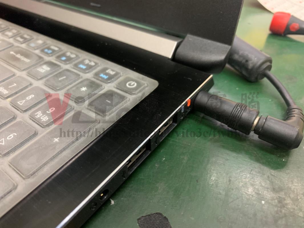 ACER A515-51 插電後充電燈號亮 但按開關無反應 ACER A515-51G 充電時橘色燈號,開機藍色燈號不亮