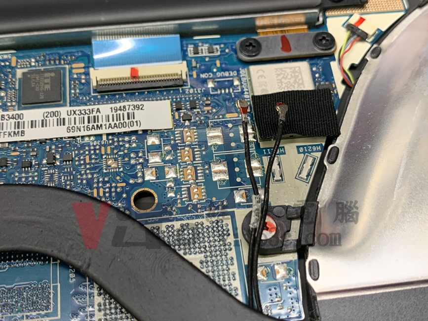 ASUS UX333F 筆電不過電、無法開機維修|CPU核心供電短路修復 ASUS UX333F 拆機後,發現WIFI天線未安裝