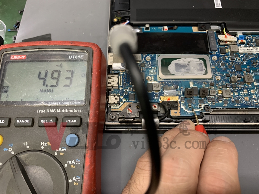 ASUS UX333F 筆電不過電、無法開機維修|CPU核心供電短路修復 筆電不開機故障檢測,測量 ASUS UX333F 斷開核心供電相位的並聯點,測得 VCC 19V 迴路阻抗為 4.93 歐姆