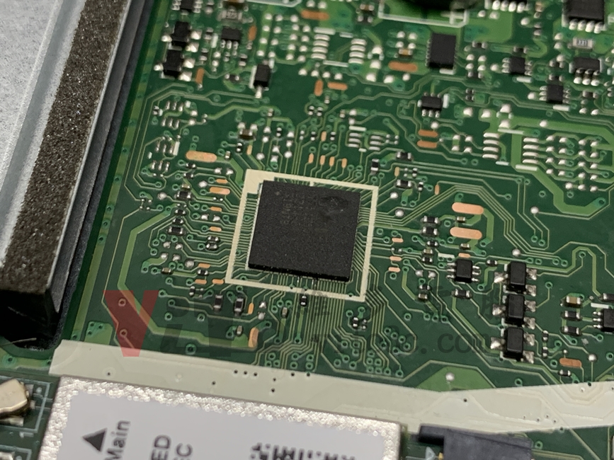 ASUS X515E 別家退件來找我們?焊點斷線修補實例|台中、彰化筆電維修 ASUS X515E 主機板上的EC晶片有助焊劑殘留痕跡