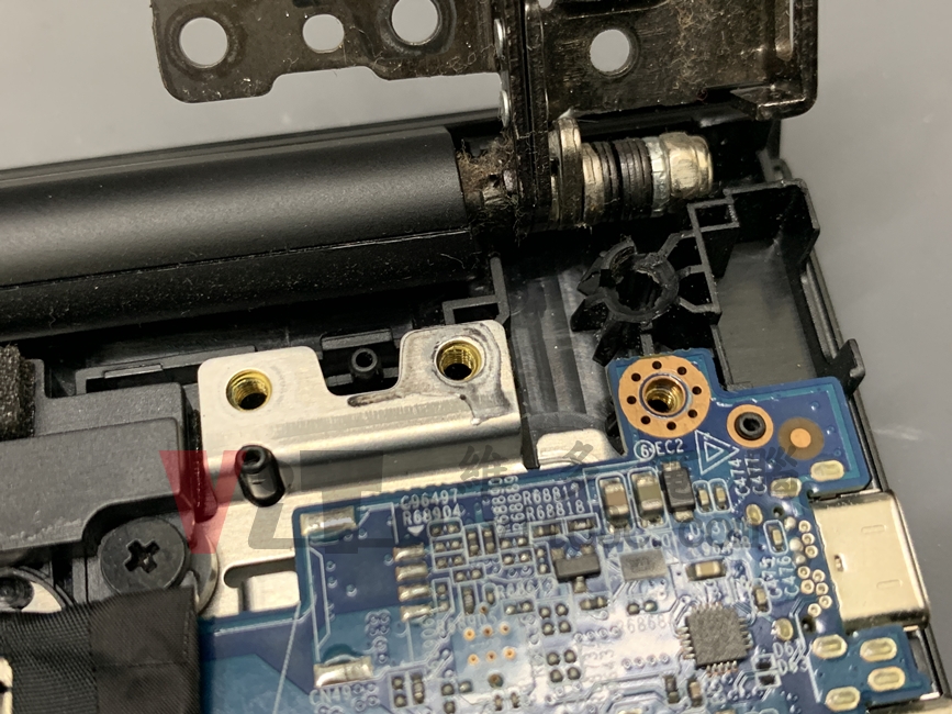 VAIO VJSE41G11W 筆電維修 - 不過電、無法開機故障排除 VAIO VJSE41G11W 底部轉軸固定點有一處斷裂 協助修補