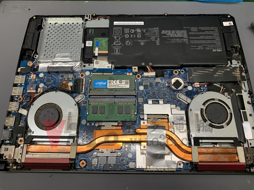 ASUS FX505D 筆電螢幕畫面抖動、黑屏維修 | 台中、彰化現場更換 LCD 拆機後的內部結構,移除電池與主機板連接
