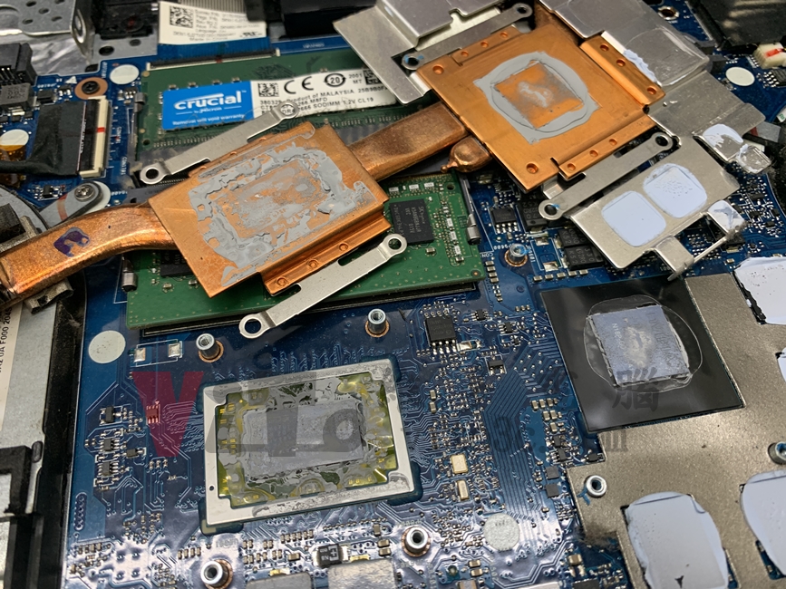 ASUS FX505D 筆電螢幕畫面抖動、黑屏維修 | 台中、彰化現場更換 LCD 清理筆電內部灰塵、拆開散熱器、發現散熱膏乾掉失效