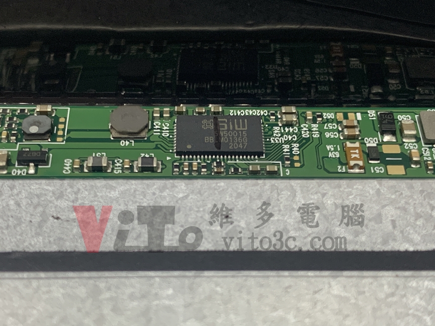 ACER AN515-56 筆電螢幕故障,導致 CPU 損壞的維修實例 | 台中、彰化專業維修 拆開遮光膠帶檢測發現 SW50015 短路故障
