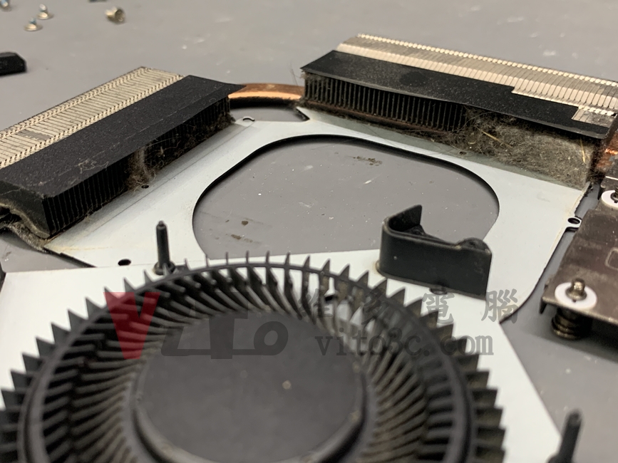ACER AN515-56 筆電螢幕故障,導致 CPU 損壞的維修實例 | 台中、彰化專業維修 拆開左側風扇發現散熱器鰭片累積大量灰塵與棉絮