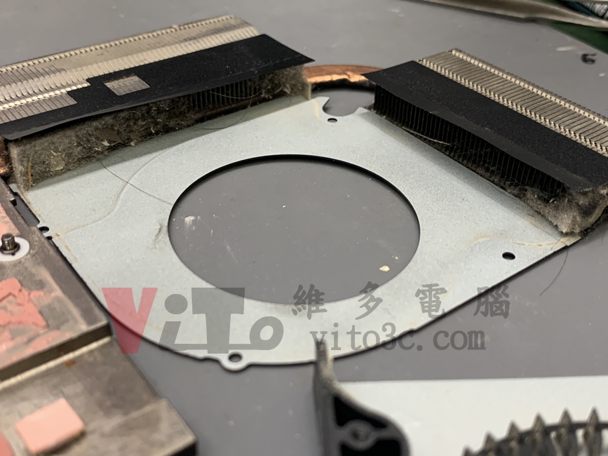 ACER AN515-56 筆電螢幕故障,導致 CPU 損壞的維修實例 | 台中、彰化專業維修 拆開右側風扇發現散熱器鰭片累積大量灰塵與棉絮