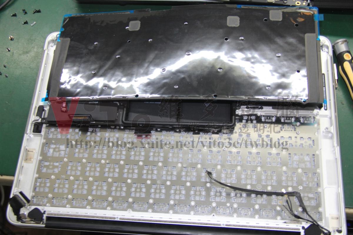 Macbook Pro A1502 進水維修:主機板、鍵盤、螢幕維修實例|台中、彰化筆電維修 鍵盤更換過程