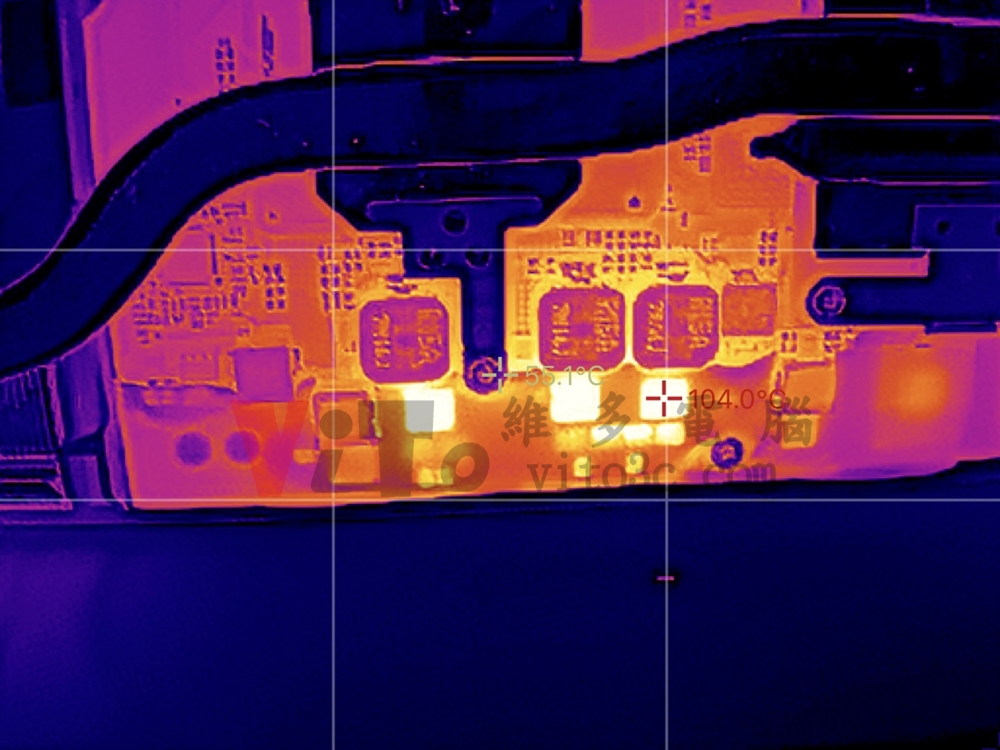筆電散熱大解密:On-board CPU 真的容易過熱嗎? 紅外線熱影像-CPU核心供電溫度為104度