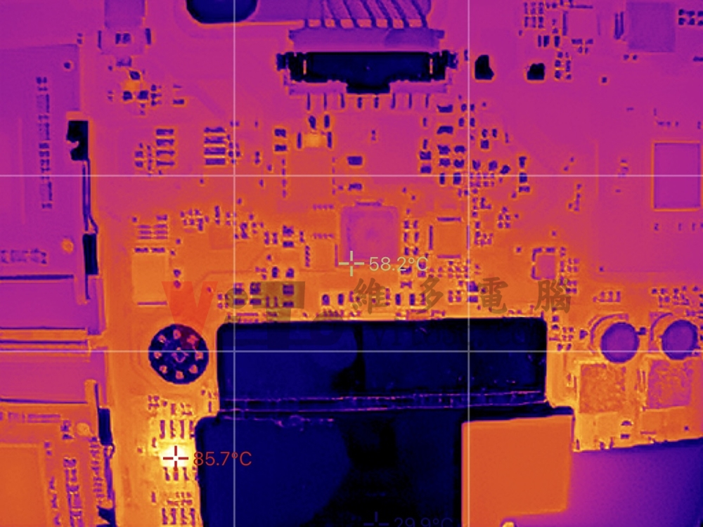筆電散熱大解密:On-board CPU 真的容易過熱嗎? 紅外線熱影像-充電周邊溫度58.2度,BIOS ROM 溫度85.7度