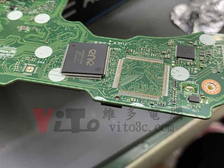 筆電壞了該維修還是買新的?10 年 CPU 效能對比,給你最佳選擇 acer Aspire 3 A315-59 不過電、無法開機,熱風槍焊接更換故障的 EC 晶片。