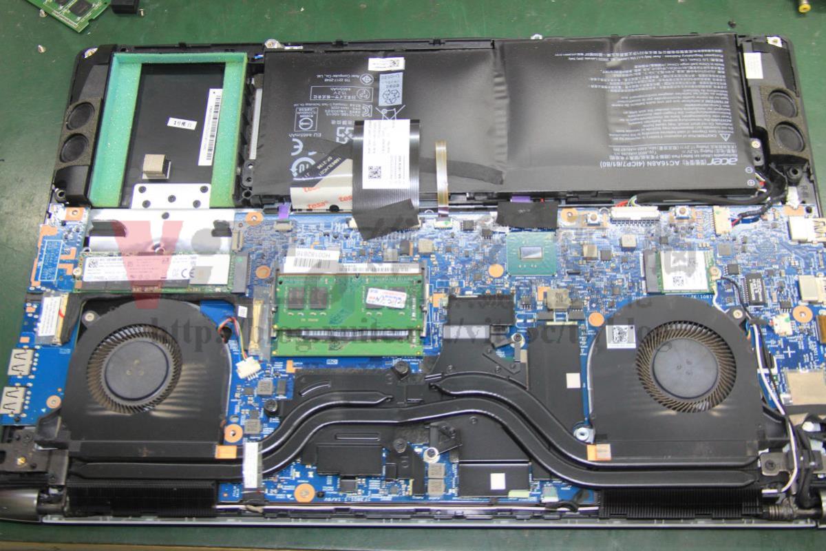 ACER VN7-593G 無法開機?電池膨脹、主機板維修實例|台中-彰化筆電維修 ACER VN7-593G 拆機後內部結構與電池膨脹狀態