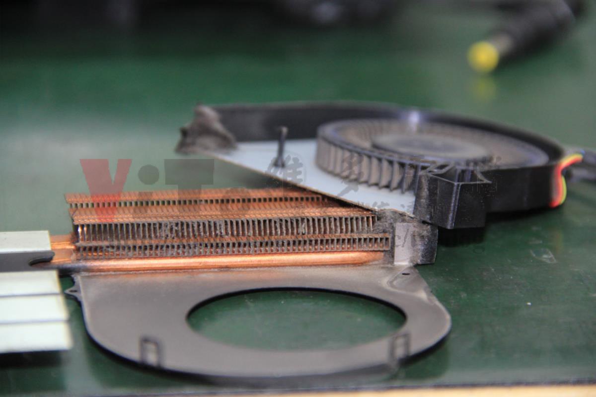 ACER VN7-593G 無法開機?電池膨脹、主機板維修實例|台中-彰化筆電維修 散熱器灰塵累積情況(清潔前)