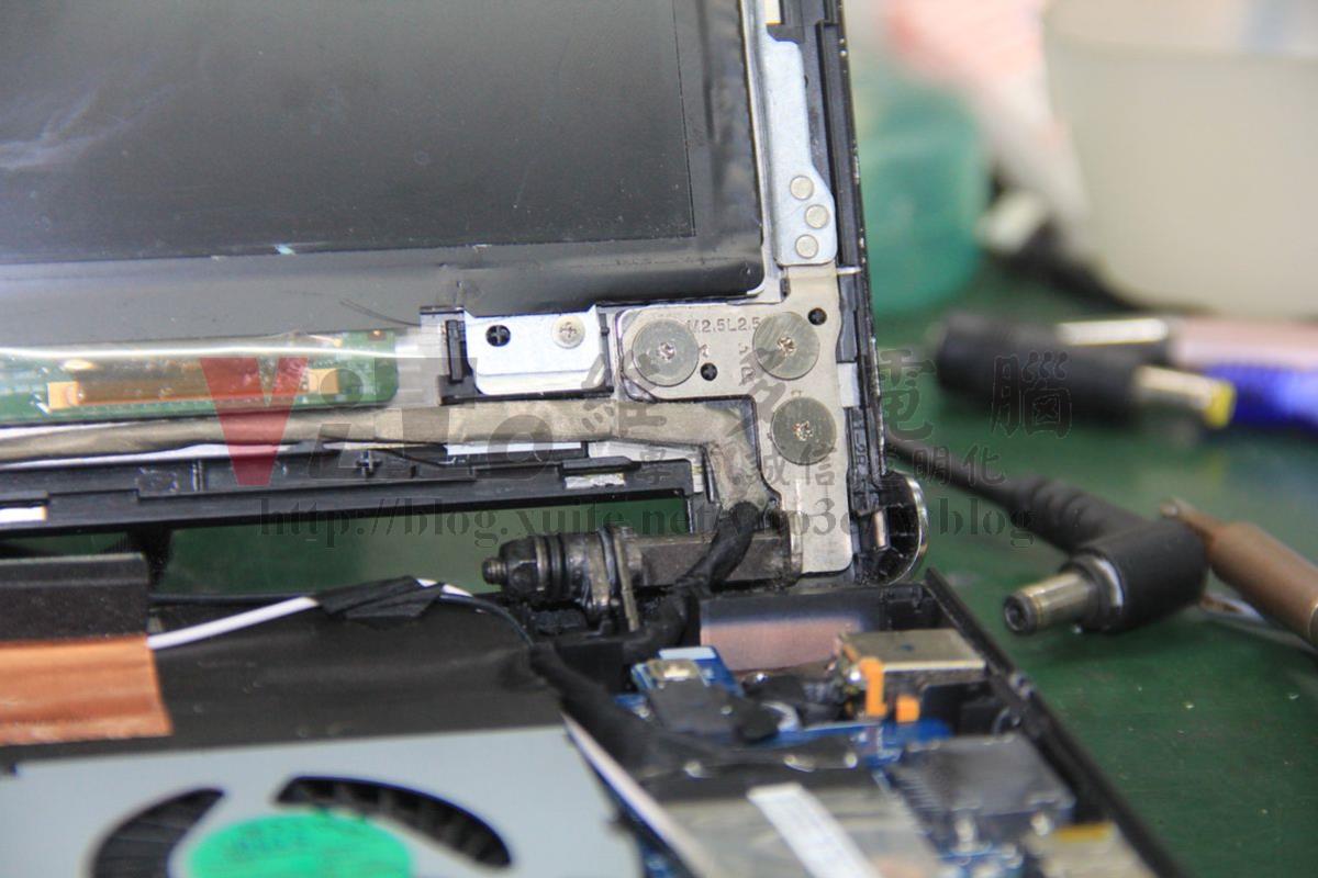ACER VN7-591G 不過電、無法開機?主機板維修實例|台中、彰化筆電維修 ACER VN7-591G 轉軸螺絲檢查