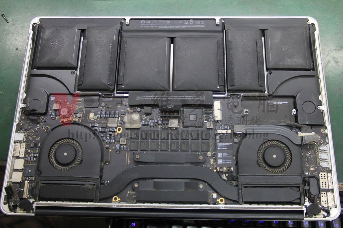 Macbook Pro 15-inch A1398 2015年 電池膨脹 Macbook Pro 15-inch A1398 2015年 拆開檢查內部結構,發現電池已膨脹