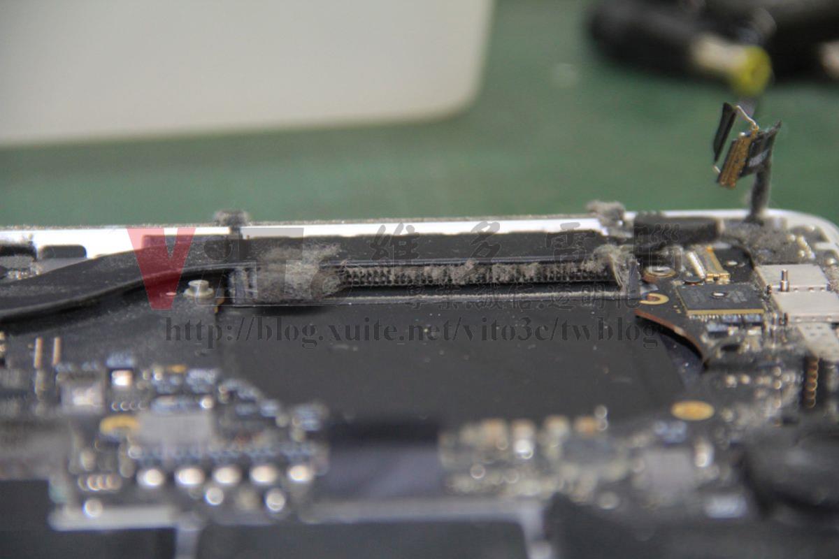 Macbook Pro 15-inch A1398 2015年 散熱器灰塵清潔 Macbook Pro 15-inch A1398 2015年 散熱器左邊灰塵堆積