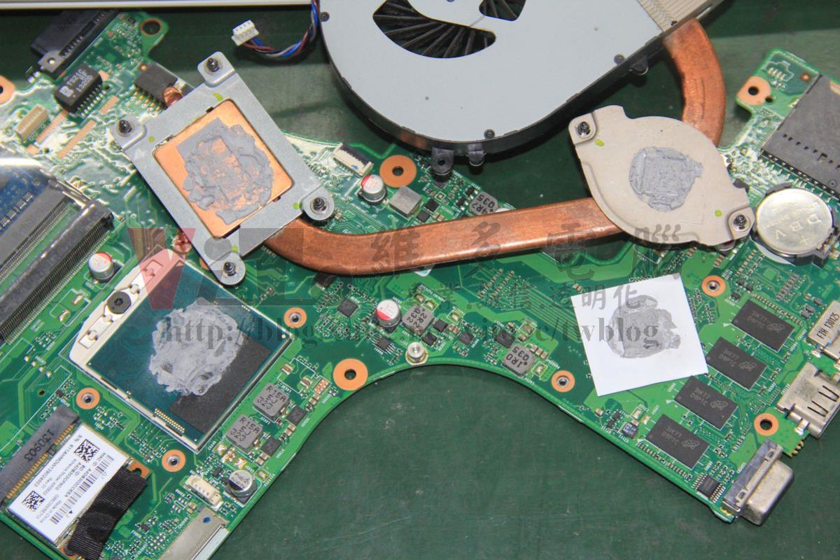 TOSHIBA L50-A 散熱膏更換 TOSHIBA L50-A 拆開散熱器,發現顯示卡與CPU散熱膏都已乾掉