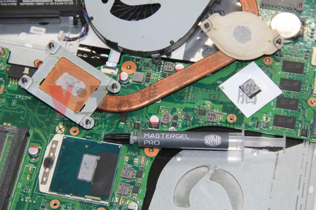 TOSHIBA L50-A 突然斷電關機、不能開機 不過電,主機板維修實例|台中、彰化筆電維修 TOSHIBA L50-A 拆開散熱器,更換新的散熱膏,並壓印是否塗抹均勻
