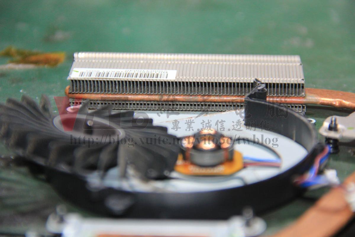 TOSHIBA L50-A 散熱清潔 TOSHIBA L50-A 拆開散熱器與風扇,風扇散熱上有不少灰塵堆積
